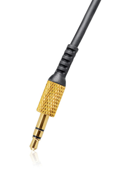 3.5毫米迷你插孔音频连接器隔离在白色