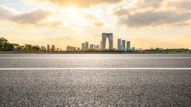 苏州空旷的柏油路和美丽的城市天际线