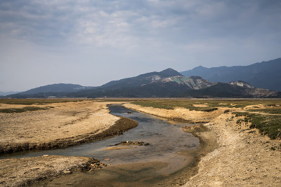小溪和远山