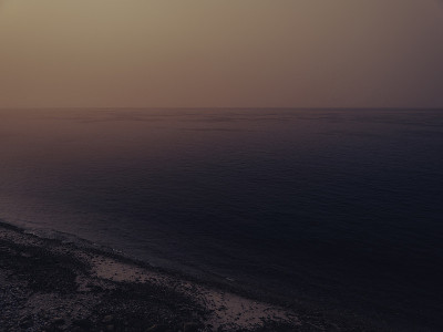 雾蒙蒙的大西洋上的日出海景。科德角法尔茅斯高地的海滩景观。柔和的粉彩图像在粉红色和深蓝色的颜色。