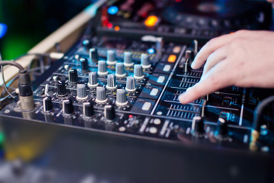夜总会的DJ在主机上混音