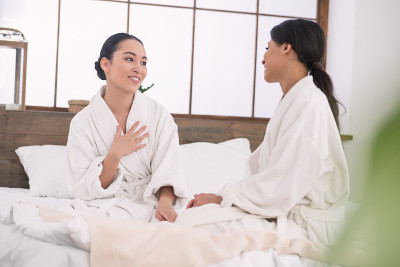 快乐快乐的姐妹们在交谈