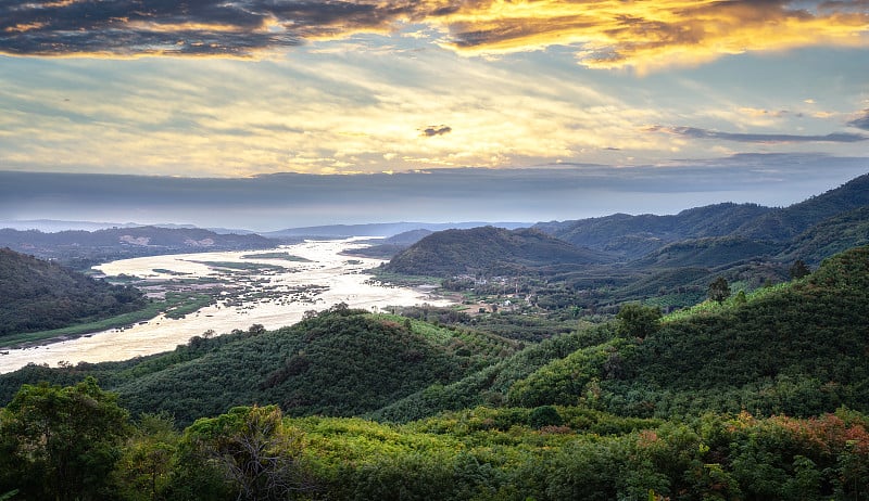 美丽的日出和雾海在湄公河上的富怀伊山，廊开省，泰国。