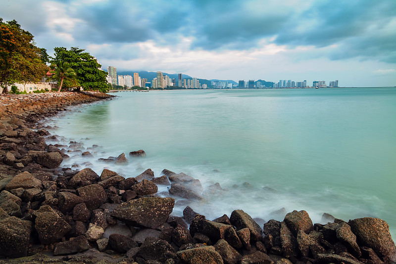 槟榔屿乔治城海岸的波浪景观