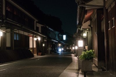 夜晚的日本老街。