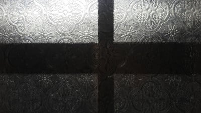 有图案的旧玻璃窗，早晨的阳光照进来