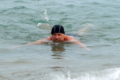 人类在海里游泳