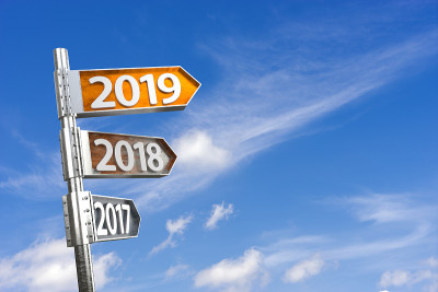 2019方向标志与天空背景。新年的概念。三维渲染