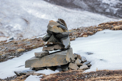 雪山上的石堆