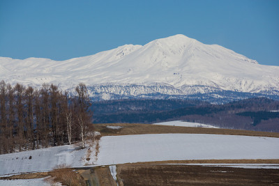 积雪残留的高地和雪山