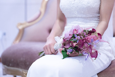 新娘手持婚礼花束。