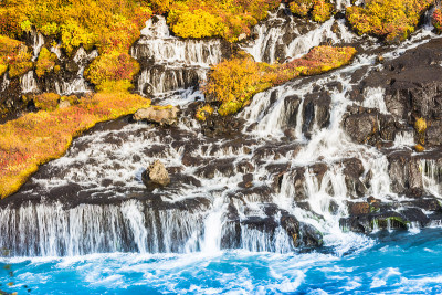 Hraunfossar 瀑布，Borgarfjordur，冰岛西部