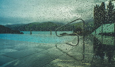 雨滴落在窗户上。烟雾效果