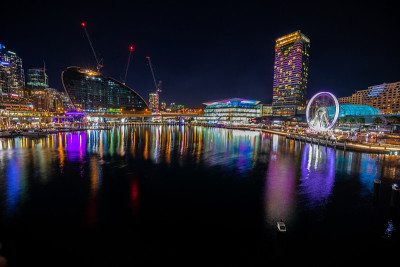 悉尼港和达令港城市天际线的全景夜景和澳大利亚Barangaroo明亮的霓虹灯反射的水