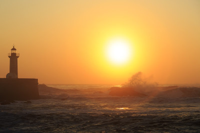 波尔图Felgueirasin灯塔和夕阳下的浪花