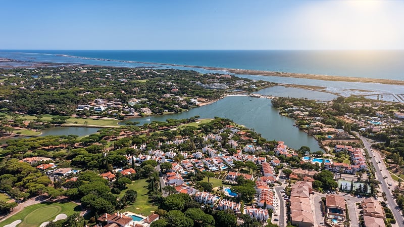 空中俯瞰豪华别墅位于Quinta do Lago，阿尔加维，葡萄牙，欧洲。无人机在绿区被击中。