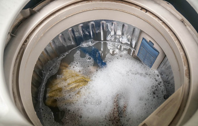 俯视图洗脏衣服在洗衣机