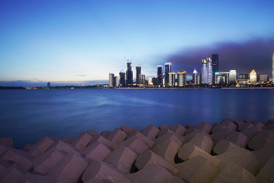 青岛美丽的海岸线和夜间城市建筑景观