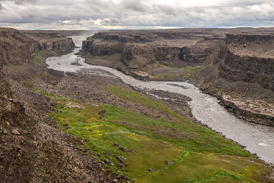 J ?库?？ Fj吗?lum河和远处的Dettifoss，冰岛。