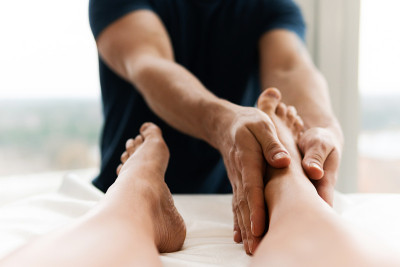 女足部按摩时，男按摩师