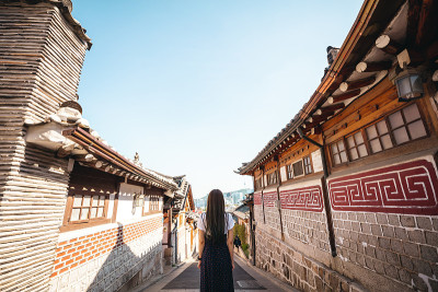 首尔,韩国。年轻女性游客参观北川韩屋村。股票的照片。