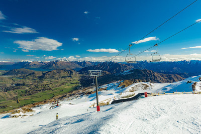 新西兰山全景和滑雪斜坡从皇冠峰滑雪胜地，皇后镇