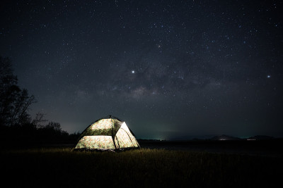 夜空中有云的星星
