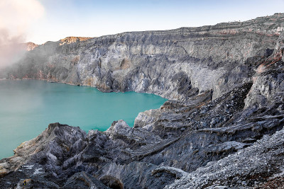伊真火山口和蓝绿色的湖泊。山清水秀，湖绿带烟硫磺