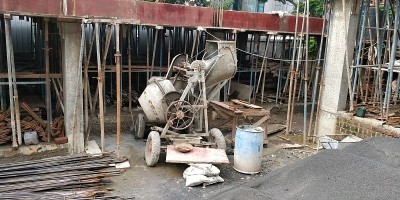 建筑工地的水泥搅拌机