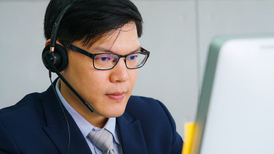 商务人员戴着耳机在办公室工作