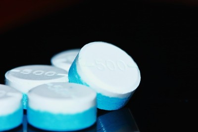 白色和蓝色圆形药丸