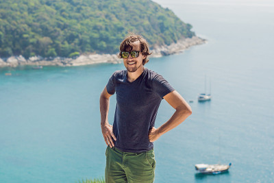 在蓬贴海角和亚努伊海滩背景的男子。普吉岛,泰国