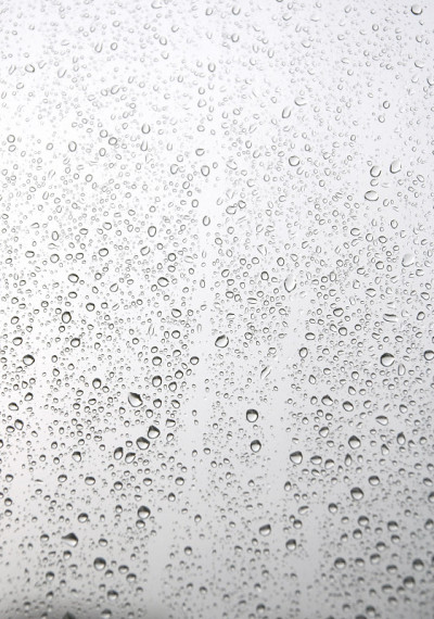 雨滴落在窗户上