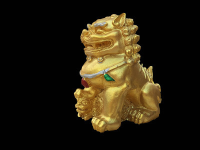 皮秀，金色，孤立黑色背景。