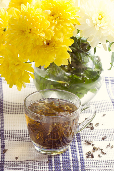 玻璃杯里的花草茶和鲜花