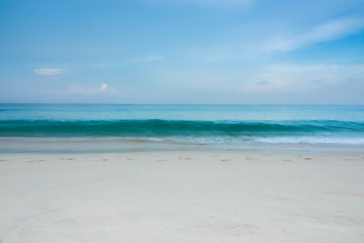 泰国普吉岛海滩上的蓝色海浪