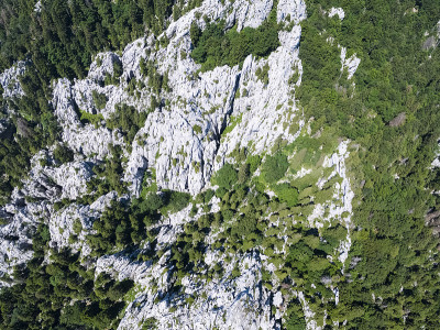 克罗地亚Bijele stijene山脉石灰岩的鸟瞰图