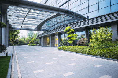 城市商务办公区商务大楼的外建广场和空间平台。