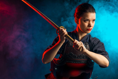 自信的女剑道武士与shinai