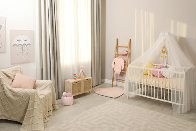 舒适的婴儿房，有婴儿床和其他家具。室内设计