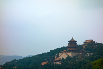 颐和园的佛香塔和万寿山