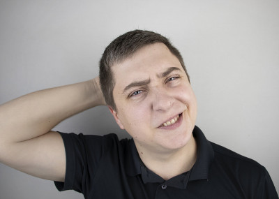 男人的后脑勺疼。颈椎病、颈椎病、肌炎或高血压的症状。身体不同部位剧烈疼痛的概念