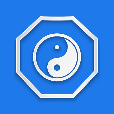 剪纸阴阳符号的和谐和平衡图标孤立在蓝色的背景。纸艺术风格。矢量图