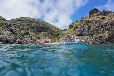 岩石海岸湾和小屋西班牙科斯塔布拉瓦