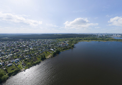 叶卡捷琳堡市伊塞特河岸附近私人住宅的鸟瞰图。夏天,阳光明媚。俄罗斯