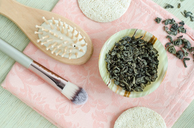小缟玛瑙碗，装有干绿茶叶，可以用来制作面膜/发膜/爽肤水。自制美容。俯视图，复制空间。
