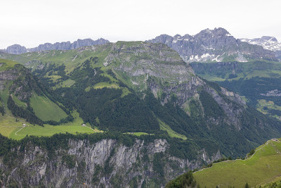 在瑞士的炉边徒步旅行。登上顶峰，翻越阿尔卑斯山，欣赏美丽的风景。史诗般的风景，看起来像霍比特人的土地