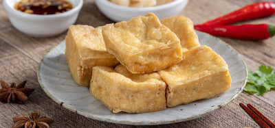 油炸臭豆腐配酸菜是台湾的街头小吃。