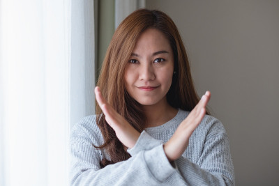 一个年轻女子交叉双臂做手势
