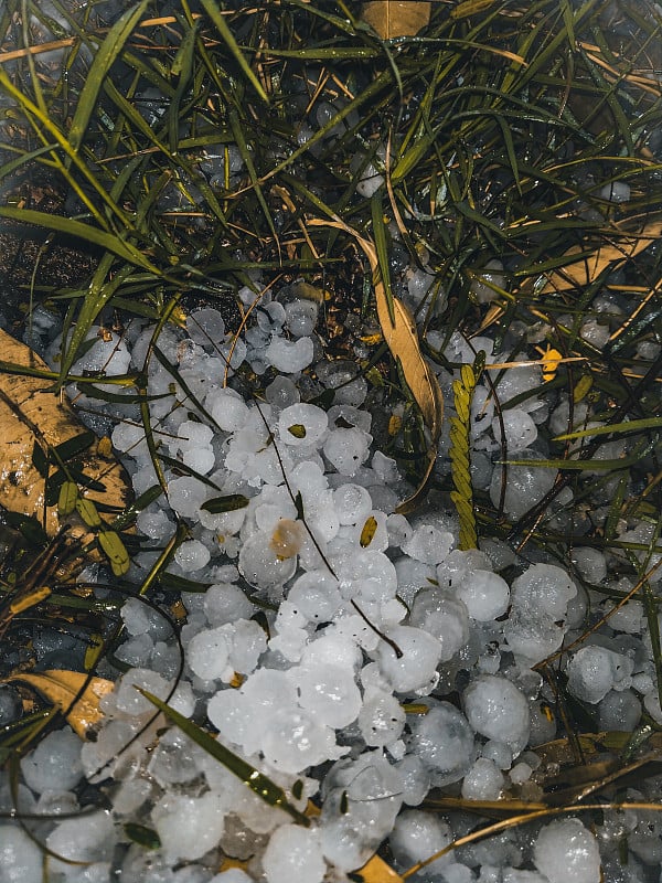 下得很大的冰雹